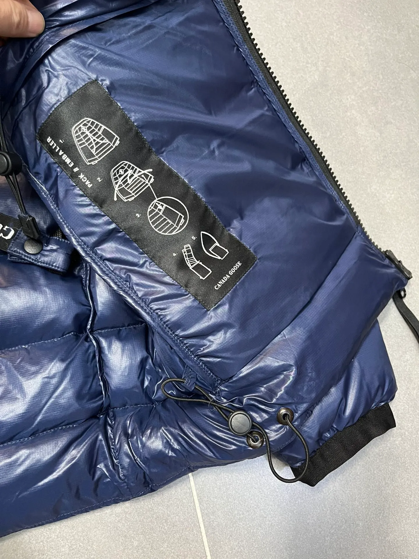 P860 Top 🔥purchase version 𝘾𝘼𝙉𝘼𝘿𝘼 𝙂𝙊𝙊𝙎𝙀/Canada Goose 2227 thin and light model. It’s super lightweight and doesn’t feel any weight on your upper body at all! Show more temperament‼  Canada Goose, a Canadian brand, has always been recognized as the warmest down jacket. Various Instagram celebrities, Internet celebrities, and celebrities often wear it for street photos. I make Canada Goose every year, but I still can’t get rid of my love for the goose. No matter how cold the winter is, there is no need to be afraid. Canada Goose is the legendary warmest down jacket and is known as a must-have for Arctic outdoor sports! The most popular down jacket in the world, celebrities are rushing to buy it, it is a must-have! Size: S-2XL Color: silver gray (red label) silver gray (black label), black (red label), black (black label), dark blue